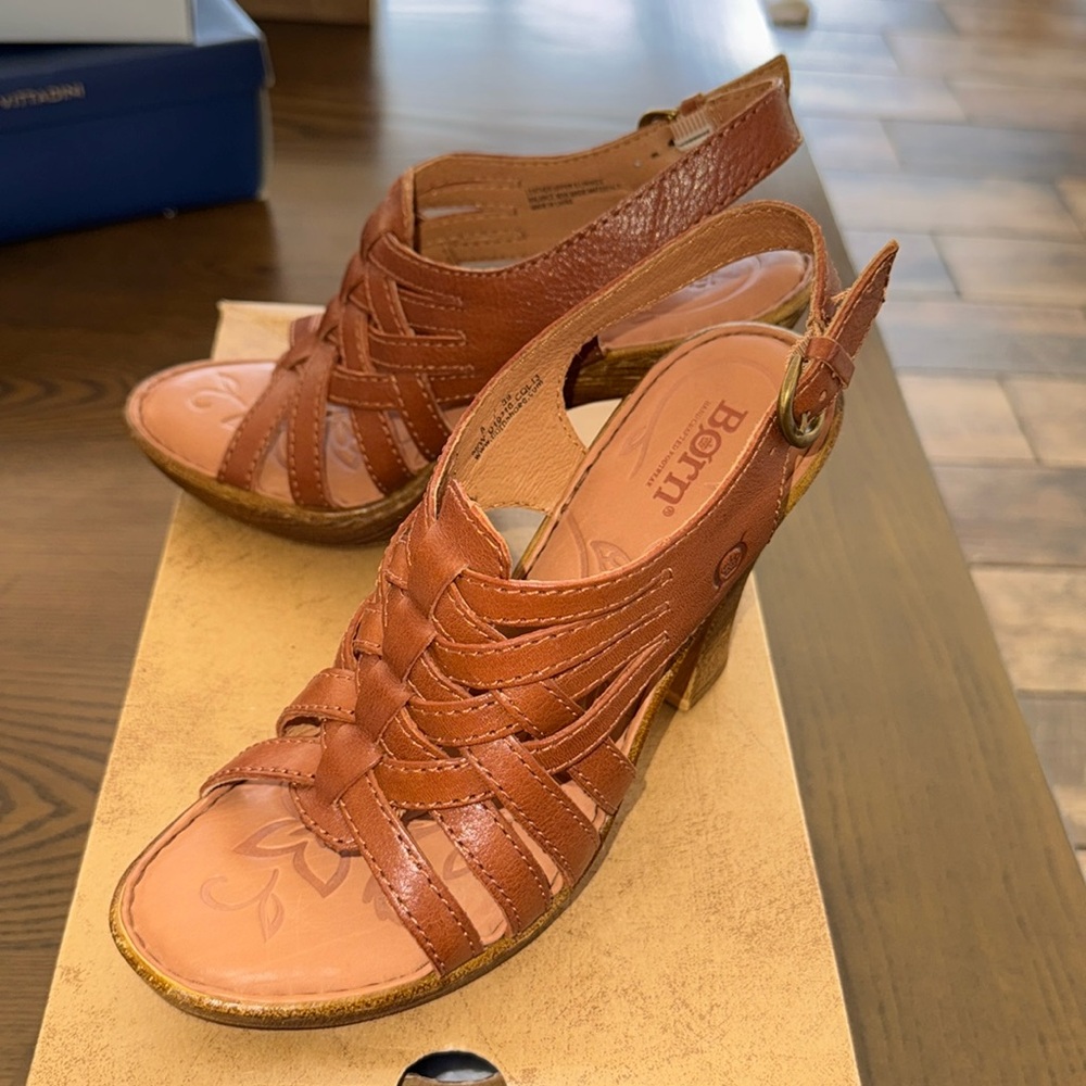 BORN Leather platform-adjustable slingback buckle strap Tan size 8 M/W New - Picture 5 of 10